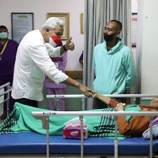 Gubernur Jawa Tengah, Ganjar Pranowo, mengunjungi beberapa tempat menjelang pergantian tahun, di antaranya Dinas Damkar Kota Semarang dan menyapa pasien di RS Kariadi Semarang