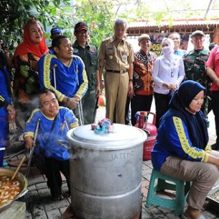 Kepala Badan Nasional Penanggulangan Bencana (BNPB) Letjen Suharyanto dan Kepala BMKG, Dwikorita Karnawati meninjau dapur umum di Kecamatan Semarang Utara Senin (2/1/2023). Ikut juga dalam tinjauan itu Gubernur Jateng Ganjar Pranowo dan Plt Wali Kota Semarang, Hevearita G Rahayu