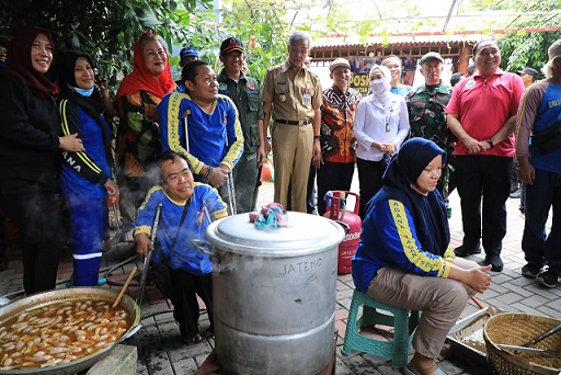 Kepala Badan Nasional Penanggulangan Bencana (BNPB) Letjen Suharyanto dan Kepala BMKG, Dwikorita Karnawati meninjau dapur umum di Kecamatan Semarang Utara Senin (2/1/2023). Ikut juga dalam tinjauan itu Gubernur Jateng Ganjar Pranowo dan Plt Wali Kota Semarang, Hevearita G Rahayu