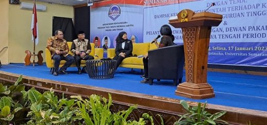 Para narasumber menyampaikan materi dalam Seminar Nasional Asosiasi Badan Penyelenggara Perguruan Tinggi Swasta Indonesias (ABP-PTSI) Provinsi Jawa Tengah di Gedung Auditorium Ir Widjatmoko USM, Selasa (17/1/2023)