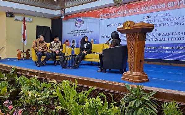 Para narasumber menyampaikan materi dalam Seminar Nasional Asosiasi Badan Penyelenggara Perguruan Tinggi Swasta Indonesias (ABP-PTSI) Provinsi Jawa Tengah di Gedung Auditorium Ir Widjatmoko USM, Selasa (17/1/2023)