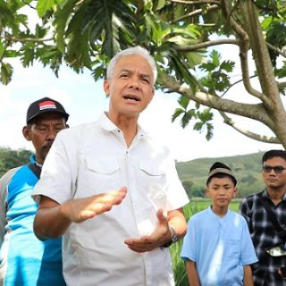 Gubernur Jateng, Ganjar Pranowo, mengecek kondisi Pegunungan Kendeng Utara di daerah Desa Sedayu, Kecamatan Grobogan, Kabupaten Grobogan, Jumat (13/11/2023). Kawasan itu ternyata dipenuhi tanaman jagung, sementara tanaman keras sebagai penahan air persentasenya sedikit