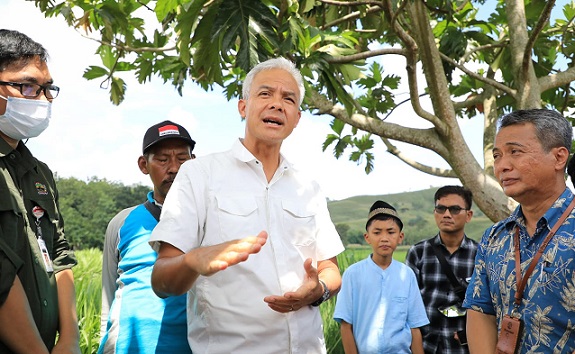 Gubernur Jateng, Ganjar Pranowo, mengecek kondisi Pegunungan Kendeng Utara di daerah Desa Sedayu, Kecamatan Grobogan, Kabupaten Grobogan, Jumat (13/11/2023). Kawasan itu ternyata dipenuhi tanaman jagung, sementara tanaman keras sebagai penahan air persentasenya sedikit