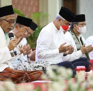 Gubernur Jawa Tengah hadir dan mengikuti acara istighosah dan doa bersama di Gradhika Bhakti Praja, Sabtu (31/12/2022) malam