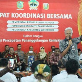 Gubernur Jawa Tengah, Ganjar Pranowo, memimpin Rapat Koordinasi Bersama terkait Percepatan Penanganan Kemiskinan di Balaidesa Kebanaran, Kecamatan Mandiraja, Banjarnegara, Rabu (1/2/2023)