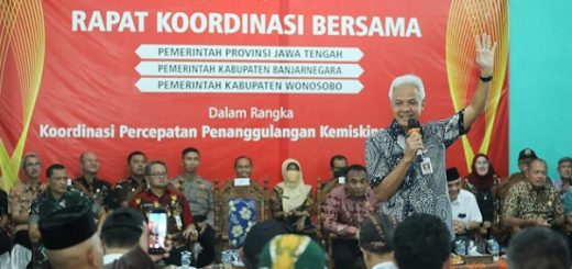 Gubernur Jawa Tengah, Ganjar Pranowo, memimpin Rapat Koordinasi Bersama terkait Percepatan Penanganan Kemiskinan di Balaidesa Kebanaran, Kecamatan Mandiraja, Banjarnegara, Rabu (1/2/2023)