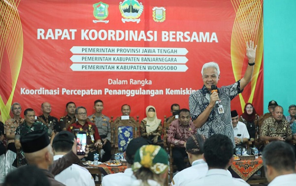 Gubernur Jawa Tengah, Ganjar Pranowo, memimpin Rapat Koordinasi Bersama terkait Percepatan Penanganan Kemiskinan di Balaidesa Kebanaran, Kecamatan Mandiraja, Banjarnegara, Rabu (1/2/2023)