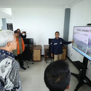 Gubernur Jawa Tengah, Ganjar Pranowo mendengarkan penjelasan dari petugas saat mengecek Pos Pusat Vulkanologi dan Mitigasi Bencana Dieng, Kabupaten Banjarnegara, Rabu (1/2/2023)