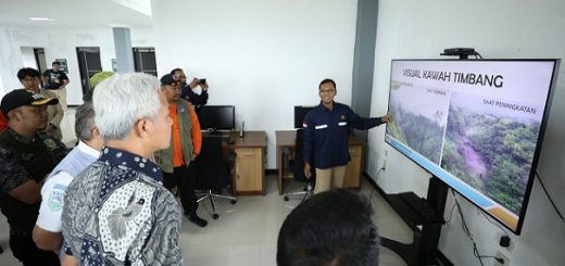 Gubernur Jawa Tengah, Ganjar Pranowo mendengarkan penjelasan dari petugas saat mengecek Pos Pusat Vulkanologi dan Mitigasi Bencana Dieng, Kabupaten Banjarnegara, Rabu (1/2/2023)