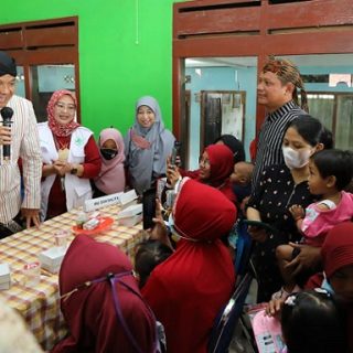 Gubernur Jawa Tengah, Ganjar Pranowo, berdialog dengan ibu-ibu saat meninjau langsung upaya penurunan angka stunting di Desa Karangsari, Kecamatan Adipala, Cilacap, Kamis (2/2/2023)
