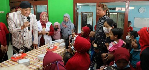 Gubernur Jawa Tengah, Ganjar Pranowo, berdialog dengan ibu-ibu saat meninjau langsung upaya penurunan angka stunting di Desa Karangsari, Kecamatan Adipala, Cilacap, Kamis (2/2/2023)