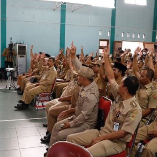 Gubernur Jateng Ganjar Pranowo menghadiri rapat koordinasi percepatan pengentasan kemiskinan di Magelang, Kebumen, dan Purworejo di Balai Desa Donorojo, Mertoyudan, Kabupaten Magelang, Selasa (31/1/2023)