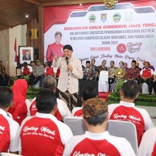 Gubernur Jawa Tengah, Ganjar Pranowo, menghadiri Rakor Percepatan Penanganan Kemiskinan Ekstrem di Pendopo Kabupaten Cilacap, Kamis (2/2/2023). Ganjar juga melaunching program Gerakan Cegah Stunting Masa Depan Cerah (Kancing Merah)