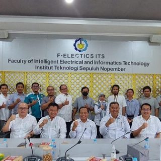 Rombongan USM yg dipimpin Wakil Rektor III USM, Dr Muhammad Junaidi SHI MH foto bersama seusai audiensi dengan pihak ITS Surabaya