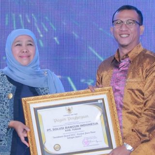Gubernur Jawa Timur, Khofifah Indar Parawansa, memberikan penghargaan Investment Award kepada Government Relations Officer SBI Pabrik Tuban, Ario Patra Nugraha, pada acara Jatim Investment Leaders Forum and Awards (JILFA) 2023 yang digelar di JW Marriot Hotel Surabaya, Kamis (2/2/2023).