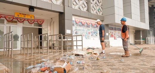 Gubernur Jawa Tengah, Ganjar Pranowo, sidak Stadion Jatidiri Semarang di sela olahraga jalan sehat, Rabu (1/2/2023) pagi. Ganjar melihat banyak sampah usai pertandingan PSIS melawan Persib