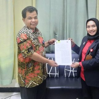 Ketua BKBH Fakultas Hukum USM Dr Tri Mulyani SPd SH MH dan Kepala Bagian Hukum Sekretariat Daerah Kabupaten Semarang Suyana menunjukkan naskah kerja sama yang telah ditandatangani  