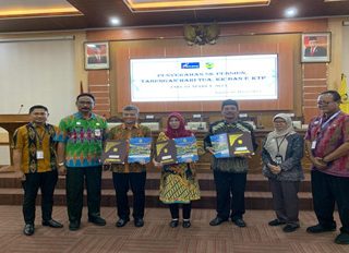 Plt Asisten 3 Sekda Jepara didampingi Sekdin BKD, Wapinca Bank Jateng Cabang Jepara dan Kadin Disdukcapil menyerahkan secara simbolis SK Pensiun kepada Pensiunan di Gedung Shima Setda Jepara, Rabu (1/2/2023)