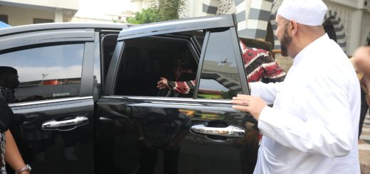 Merasa penasaran dengan isi mobil Ganjar Pranowo, Habib Syech bin Abdul Qodir Assegaf membuka dan memeriksa mobil Gubernur Jateng yang mengunjungi rumahnya di Semanggi Kidul, Kecamatan Pasar Kliwon, Kota Surakarta, Rabu (10/5/2023)