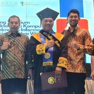 Dosen Fakultas Teknologi, Informasi, dan Komunikasi Universitas Semarang (USM), April Firman Daru SKom Mkom bersama Rektor USM, Dr Supari ST MT usai meraih gelar Doktor Ilmu Komputer di Universitas Kristen Satya Wacana (UKSW)