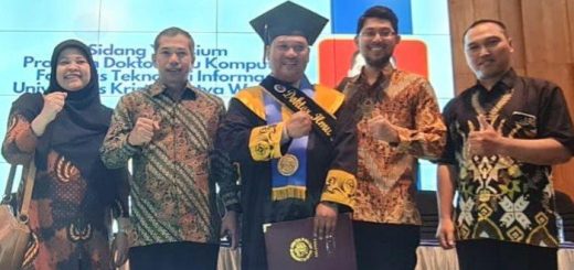 Dosen Fakultas Teknologi, Informasi, dan Komunikasi Universitas Semarang (USM), April Firman Daru SKom Mkom bersama Rektor USM, Dr Supari ST MT usai meraih gelar Doktor Ilmu Komputer di Universitas Kristen Satya Wacana (UKSW)
