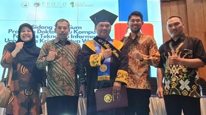 Dosen Fakultas Teknologi, Informasi, dan Komunikasi Universitas Semarang (USM), April Firman Daru SKom Mkom bersama Rektor USM, Dr Supari ST MT usai meraih gelar Doktor Ilmu Komputer di Universitas Kristen Satya Wacana (UKSW)