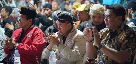 Anggota DPRD Jateng, Asfirla Harisanto SE (depan kanan), berbaur dengan masyarakat menyaksikan pagelaran Ebeg (Kuda Lumping) Bigar Ndalu di Lapangan Kecamatan Rawalo, Kabupaten Banyumas, Sabtu (16/9/2023) malam