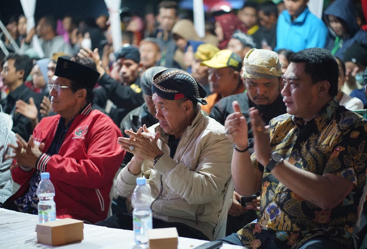 Anggota DPRD Jateng, Asfirla Harisanto SE (depan kanan), berbaur dengan masyarakat menyaksikan pagelaran Ebeg (Kuda Lumping) Bigar Ndalu di Lapangan Kecamatan Rawalo, Kabupaten Banyumas, Sabtu (16/9/2023) malam