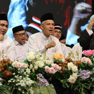 Gubernur Jawa Tengah Ganjar Pranowo dan Wagub Taj Yasin Maimoen menghadiri acara Jateng Bersholawat di Alun-alun Kabupaten Batang pada Senin (4/9/2023) malam