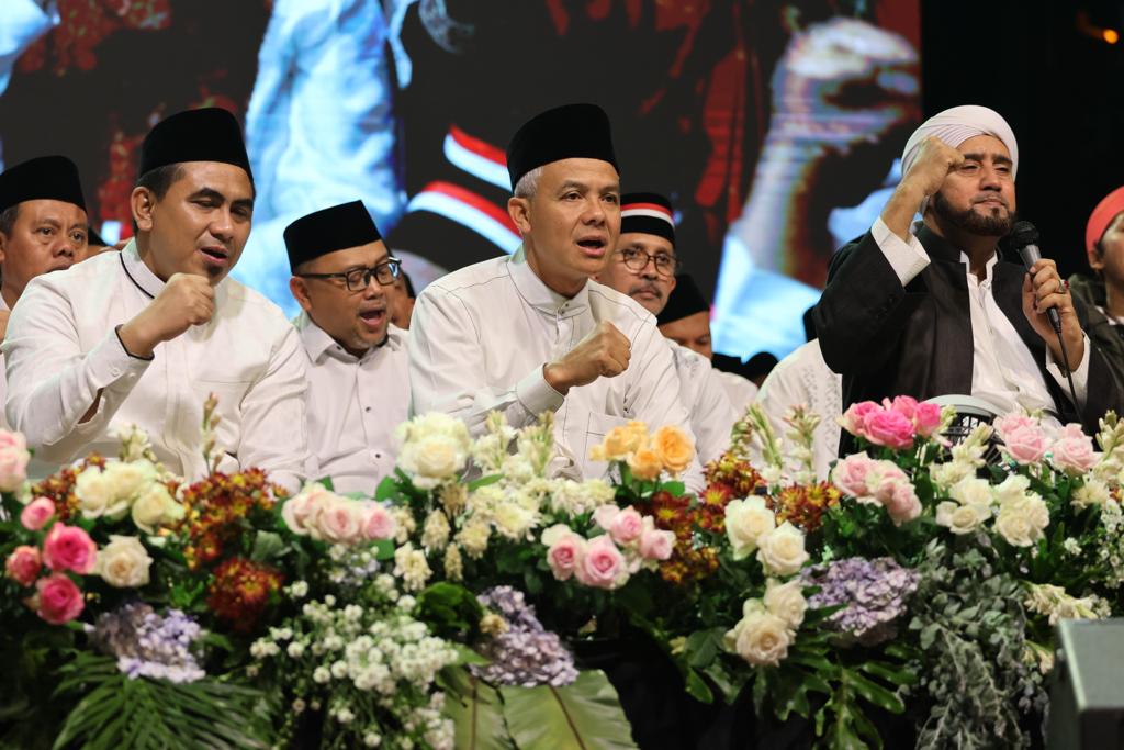 Gubernur Jawa Tengah Ganjar Pranowo dan Wagub Taj Yasin Maimoen menghadiri acara Jateng Bersholawat di Alun-alun Kabupaten Batang pada Senin (4/9/2023) malam