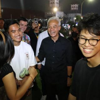 Nonton pertunjukan Sheila on 7 di acara Pestapora 2023, bakal calon presiden 2024 Ganjar Pranowo dan keluarga bertemu dengan Kaesang Pangarep dan istri, Erina Gudono di arena JIExpo Kemayoran, Minggu (24/9/2023) malam