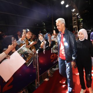 Capres 2024, Ganjar Pranowo, mengajak anak dan istrinya menonton premiere film “Petualangan Sherina 2” di bioskop kawasan Epicentrum Mall Jakarta, Senin (25/9/2023) malam