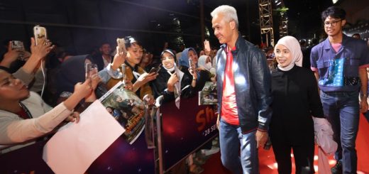 Capres 2024, Ganjar Pranowo, mengajak anak dan istrinya menonton premiere film “Petualangan Sherina 2” di bioskop kawasan Epicentrum Mall Jakarta, Senin (25/9/2023) malam