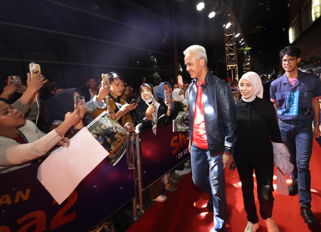 Capres 2024, Ganjar Pranowo, mengajak anak dan istrinya menonton premiere film “Petualangan Sherina 2” di bioskop kawasan Epicentrum Mall Jakarta, Senin (25/9/2023) malam
