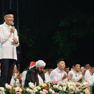 Gubernur Jawa Tengah Ganjar Pranowo menghadiri acara Jateng Bersholawat di Kabupaten Batang, Senin (4/9/2023) malam. Acara itu dimanfaatkan Ganjar untuk berpamitan sebagai Gubernur Jateng kepada warga Batang.