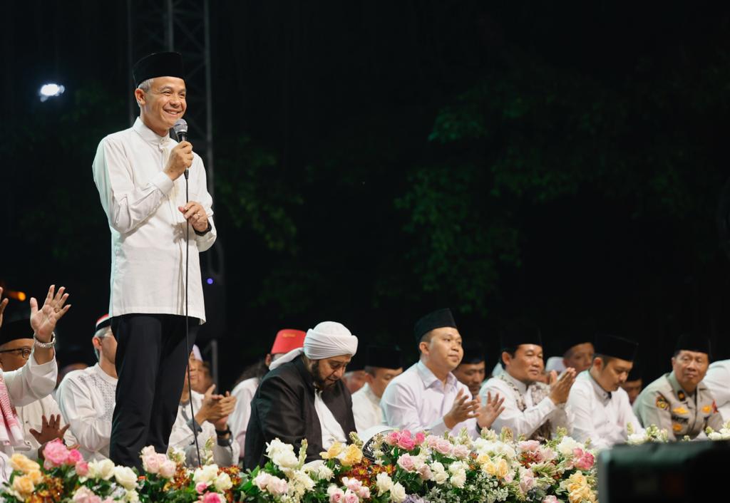 Gubernur Jawa Tengah Ganjar Pranowo menghadiri acara Jateng Bersholawat di Kabupaten Batang, Senin (4/9/2023) malam. Acara itu dimanfaatkan Ganjar untuk berpamitan sebagai Gubernur Jateng kepada warga Batang.
