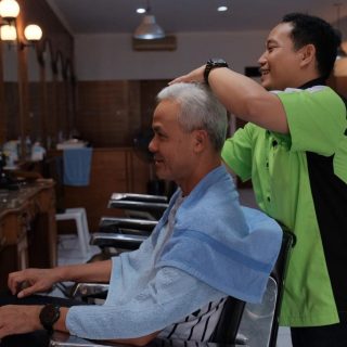 Di sela kesibukannya, calon presiden 2024, Ganjar Pranowo, mampir ke barbershop Fix Up Jalan Wolter Monginsidi no 74, Jakarta Selatan untuk potong rambut, Minggu (24/9/2023)
