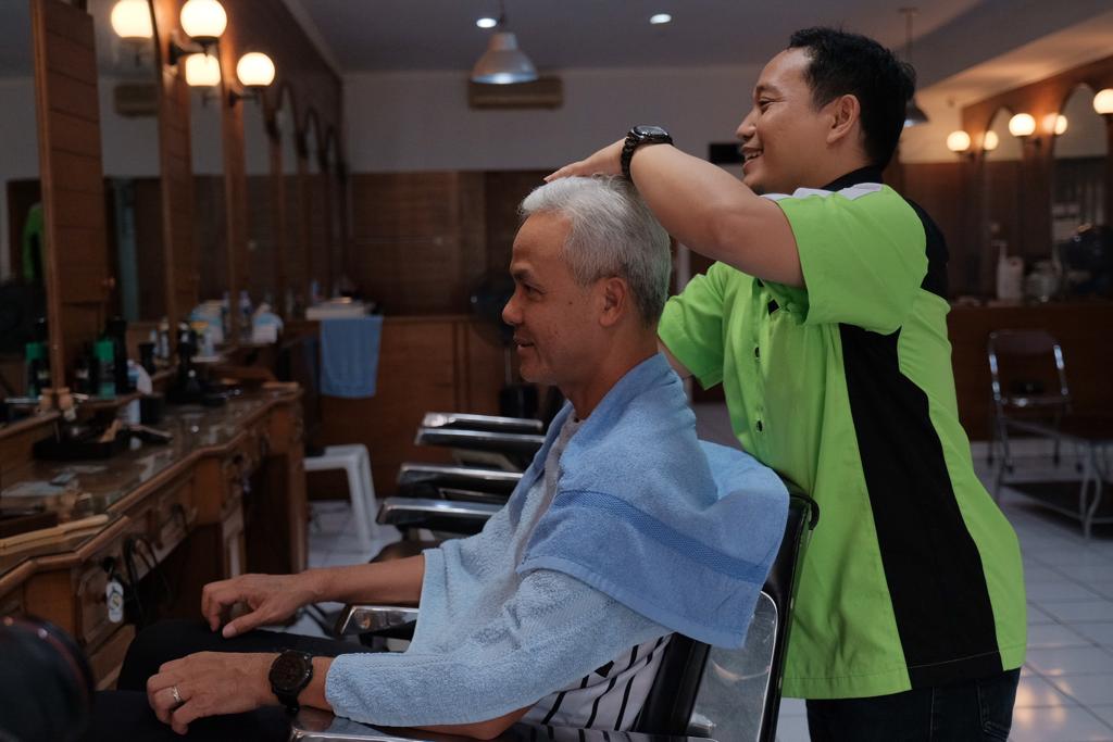 Di sela kesibukannya, calon presiden 2024, Ganjar Pranowo, mampir ke barbershop Fix Up Jalan Wolter Monginsidi no 74, Jakarta Selatan untuk potong rambut, Minggu (24/9/2023)