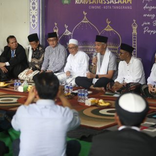 Bakal calon presiden (Bacapres) RI, Ganjar Pranowo, bersilaturahmi ke sejumlah tokoh lintas agama di Kota Tangerang, Minggu (24/9/2023)