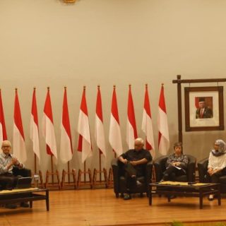 Capres 2023 dari PDIP, Ganjar Pranowo mengisi kuliah umum di Fakultas Ilmu Sosial dan Ilmu Politik (Fisip) Universitas Indonesia, Senin (18/9/2023). Acara tersebut dihadiri dosen dan ratusan mahasiswa