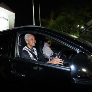 Ganjar Pranowo dan istri, Siti Atikoh, meninggalkan rumah dinas gubernur Jateng dengan mengemudikan sendiri mobil pribadinya, Selasa (5/9/2023) malam