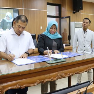 Rektor USM Dr Supari ST MT dan Rektor UBB yang diwakili Dekan Fakultas Hukum UBB Dr Derita Prapti Rahayu SH MH melakukan penandatanganan kerja sama di bidang penelitian, pengabdian kepada masyarakat dan pengajaran, di Ruang Teleconference Lt 8 Menara USM, pada 9 September 2023