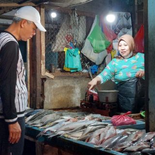 Bakal calon presiden (Capres) Indonesia 2024, Ganjar Pranowo berkegiatan di Surabaya, Sabtu (23/9/2023). Salah satunya singgah di Pasar Darmo Permai Utara dan mendengarkan keluhan para pedagang tentang harga-harga kebutuhan pokok yang naik