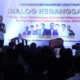 Bacapres 2024, Ganjar Pranowo, menyampaikan gagasannya di depan mahasiswa dalam acara diskusi kebangsaan di Universitas Dr Soetomo Surabaya, Sabtu (23/9/2023)