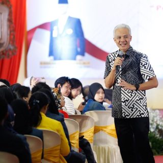 Capres 2024, Ganjar Pranowo menghadiri acara temu daerah BEM Nusantara Jawa Timur, di Universitas Dr Soetomo (Unitomo) Surabaya, Sabtu (23/9/2023)