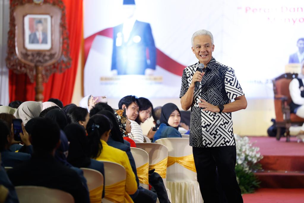 Capres 2024, Ganjar Pranowo menghadiri acara temu daerah BEM Nusantara Jawa Timur, di Universitas Dr Soetomo (Unitomo) Surabaya, Sabtu (23/9/2023)