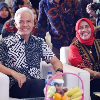 Bacapres 2024 Ganjar Pranowo hadir pada diskusi kebangsaan BEM Nusantara di Universitas Dr Soetomo Surabaya, dan bertemu dengan Rektor Prof Siti Marwiyah, yang juga adik Mengko Polhukam Mahfud MD, Sabtu (23/9/2023)