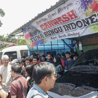 Capres PDIP 2024, Ganjar Pranowo, mencuci mobilnya di Badan Usaha Unit Mandiri (BUMI) Pospera Jakarta, Kamis (28/9/2023) siang. Ganjar disambut antusias para penyandang disabilitas tunarungu yang bekerja di tempat itu