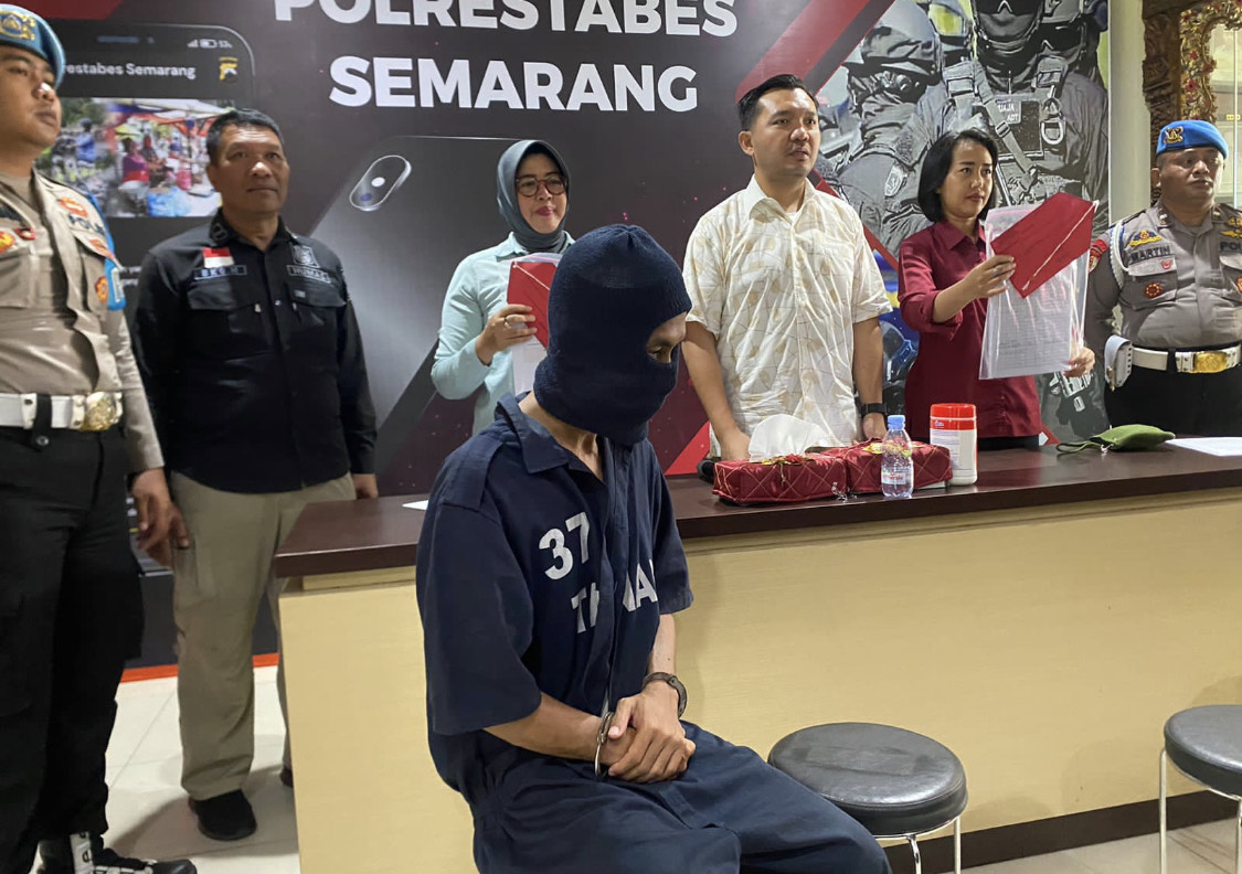 Unit PPA Satreskrim Polrestabes Semarang mengamankan seorang pria pengasuh ponpes di Semarang karena meakukan pemerkosaan terhadap santriwatinya.