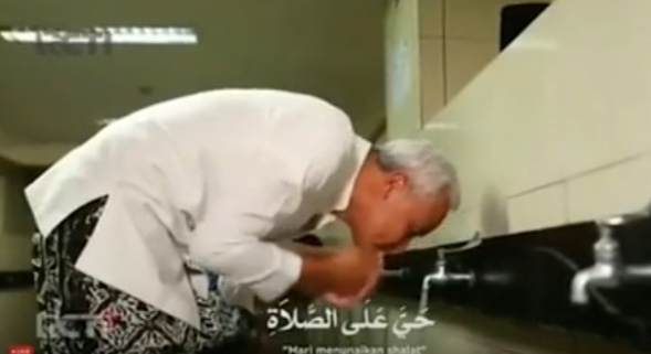 Tangkapan layar tayangan azan yang menampilkan Ganjar Pranowo sedang berwudhu